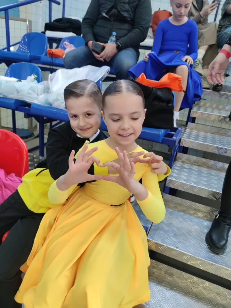 Юная пара после выступления на турнире по бальным танцам — школа «Дольче Вита», Сочи