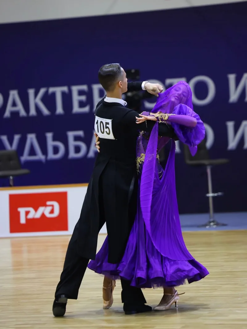 Пара в европейской программе, партнёрша в фиолетовом платье — школа «Дольче Вита», Сочи